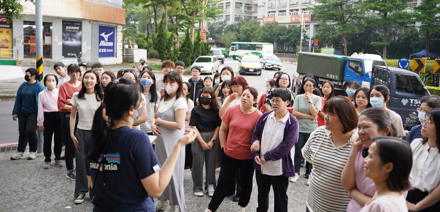 大家都認真地挑選著點心